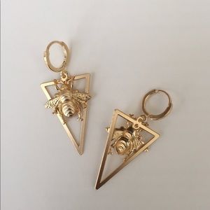 Gold bee earrings 🖤🖤